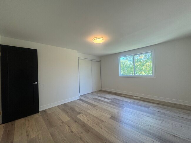 Building Photo - Freshly Renovated 2 Bed 1 Bath Townhome in...