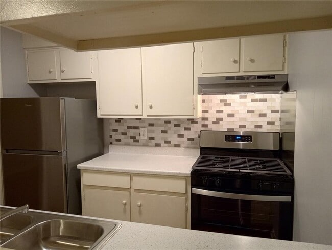 Building Photo - 606 W 51st St