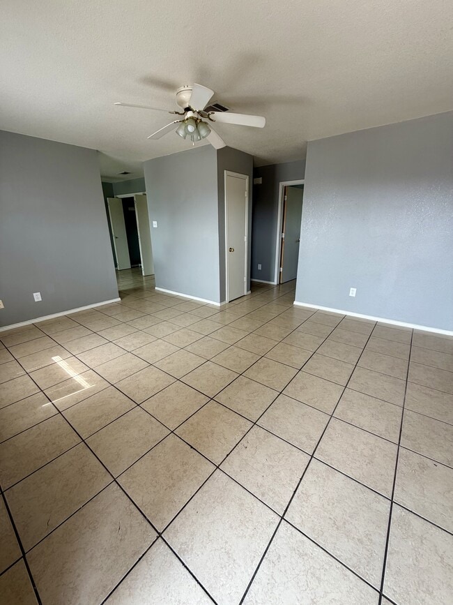Building Photo - 1704 Spring Rose Cir