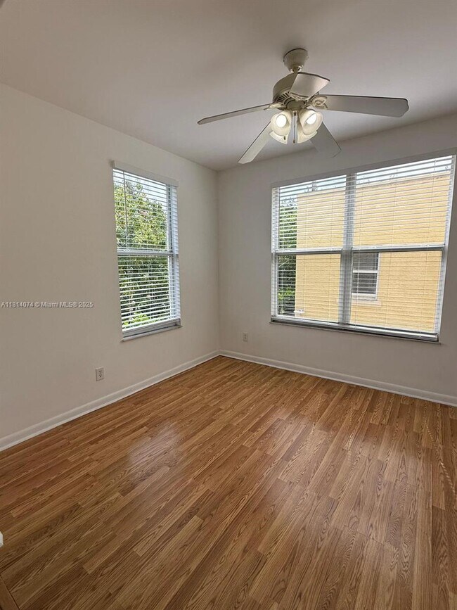 Foto del edificio - 4215 Sheridan Ave