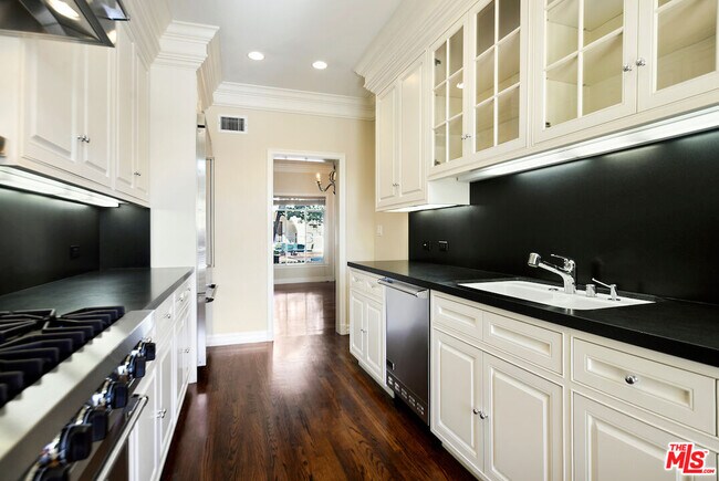Building Photo - 157 S Rodeo Dr