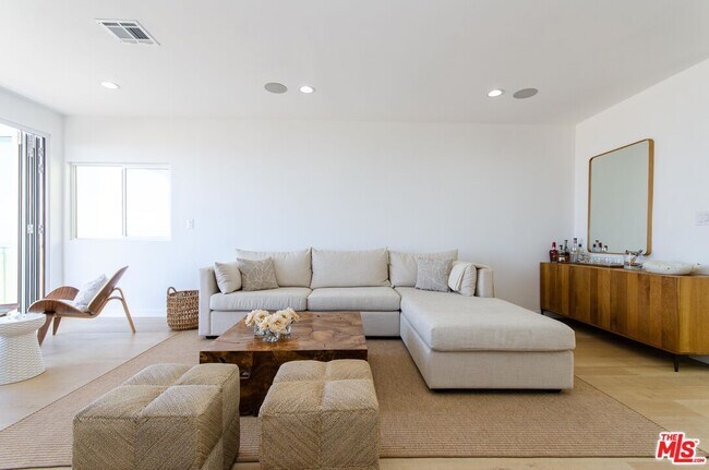 Foto del edificio - 6611 Ocean Front Walk