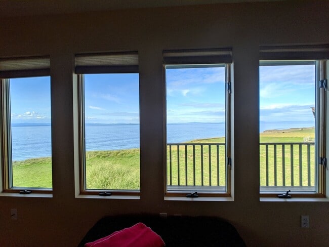 Building Photo - Fully furnished studio - all utilities inc...