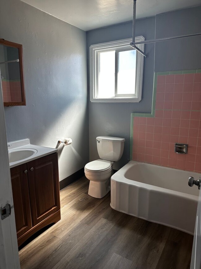 Building Photo - 1356 East Ave