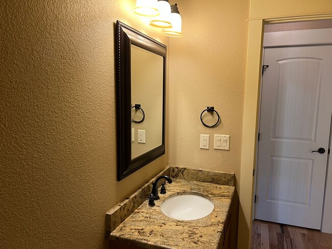 Foto del edificio - Life just got better! 4 bedroom, 3 bathroo...