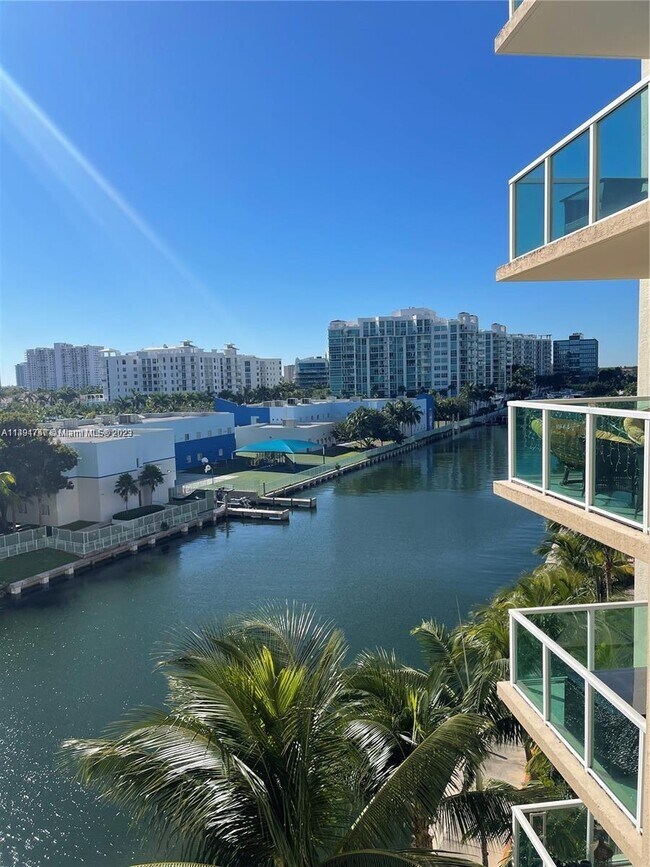 Foto del edificio - 3330 NE 190th St