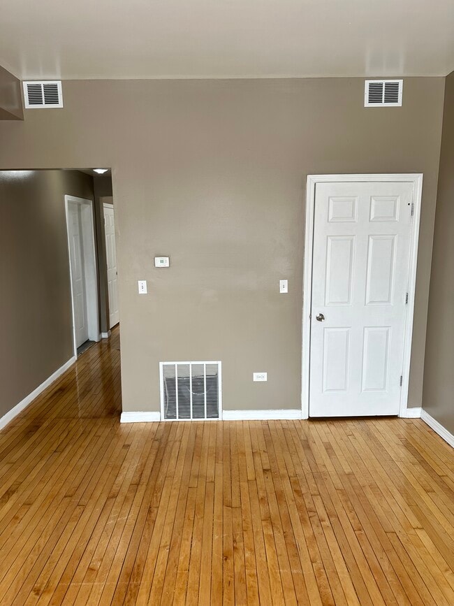 Livingroom - 1809 S Springfield Ave