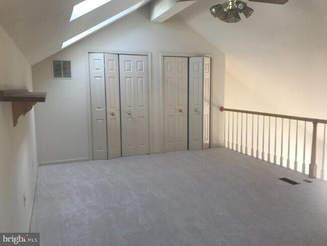 Foto del edificio - 5142 Woodford Dr