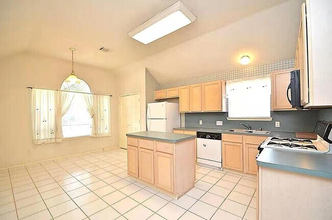 Building Photo - 22527 Birch Point Dr