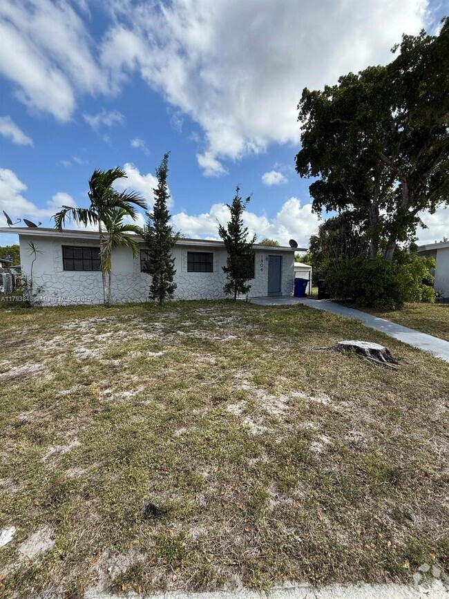 Building Photo - 1804 NW 15th Ct