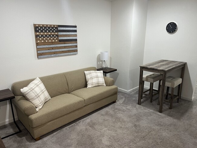 Laurel Lane - Laurel Lane Apartment