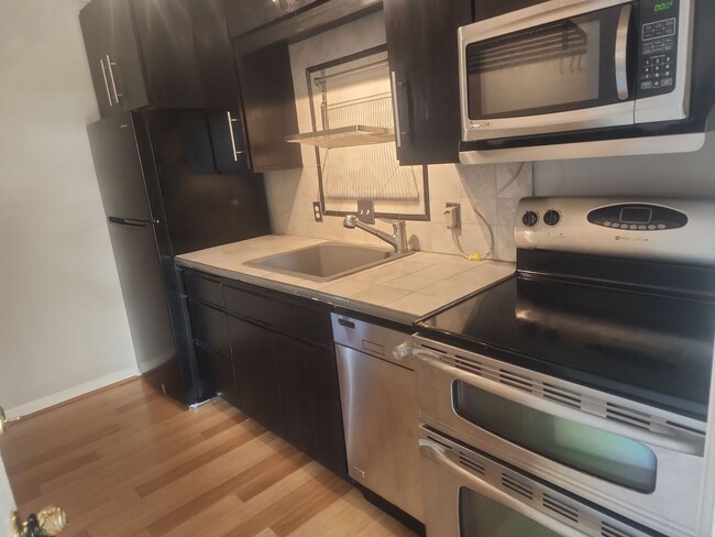 Foto del edificio - Downtown Convenience: 1BR, 1BA Modest Condo