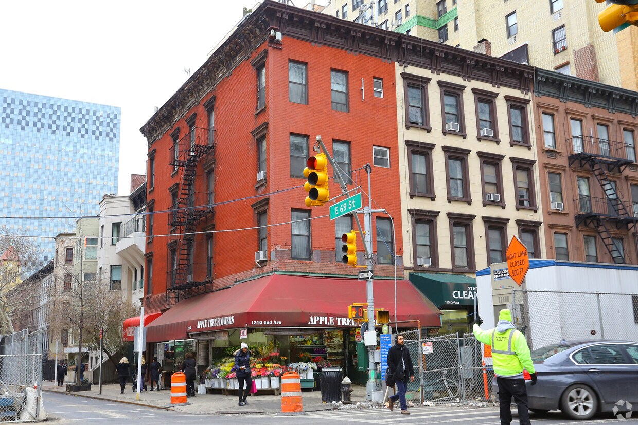 Primary Photo - 1310 Second Ave