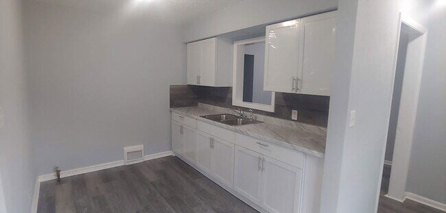Foto del edificio - 4646 N 51st Blvd