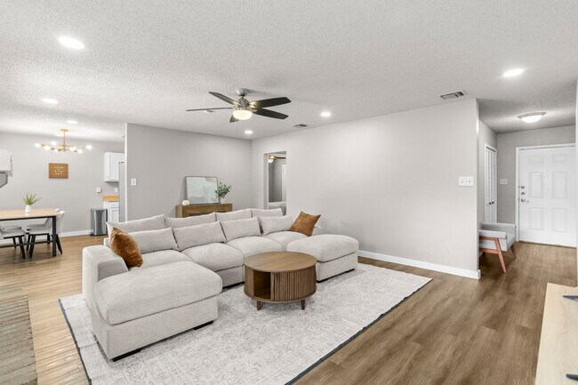 Foto del edificio - 7007 Spring Leaf St