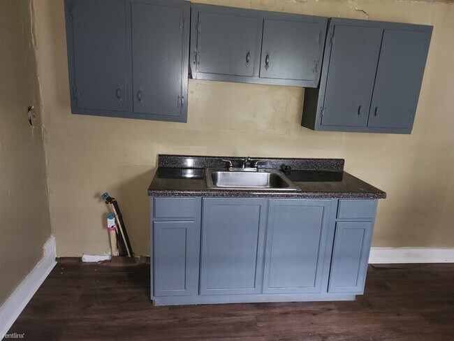 Foto del edificio - 1 br, 1 bath Triplex - 1485 East Mallory A...