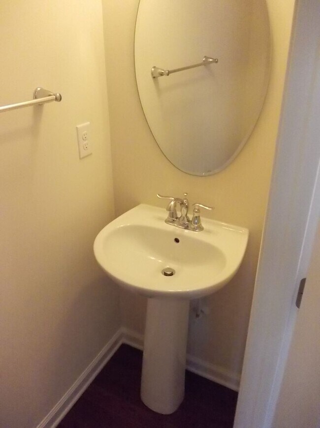 Building Photo - Convenient 3 Bed, 2.5 Bath Townhome near U...