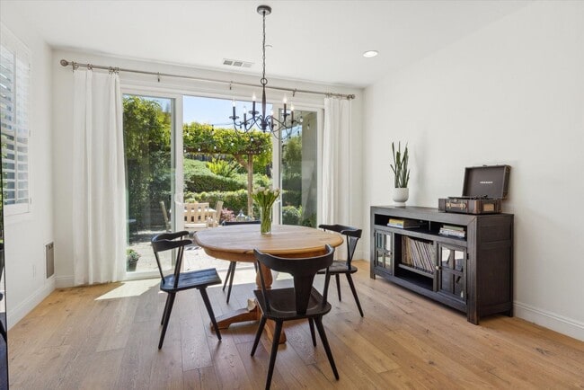 Building Photo - Single Level Executive Home