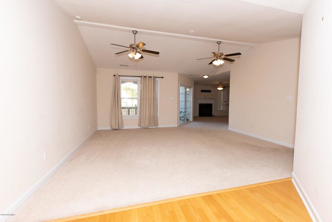 Building Photo - 215 Willoughby Ln