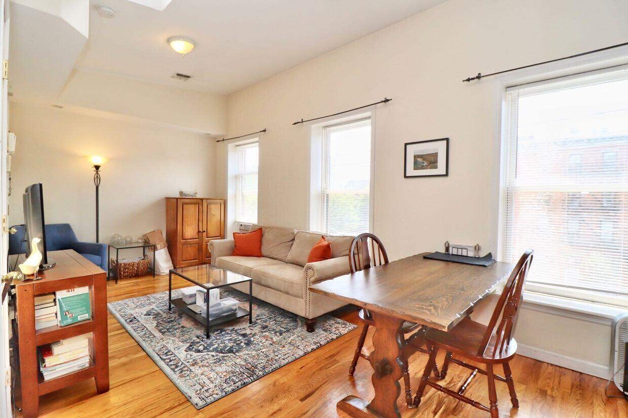 Foto principal - 206 Christopher Columbus Dr