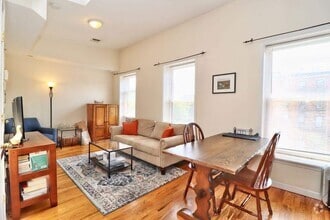 Building Photo - 206 Christopher Columbus Dr
