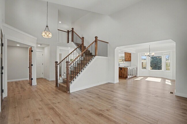 Foto del edificio - Backs to Open Space | Over 4,000 Sq Ft | Updated Kitchen + Solar