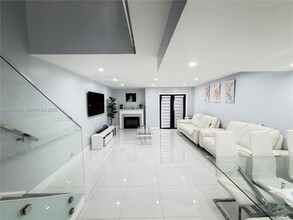 Building Photo - 844 W 41st St