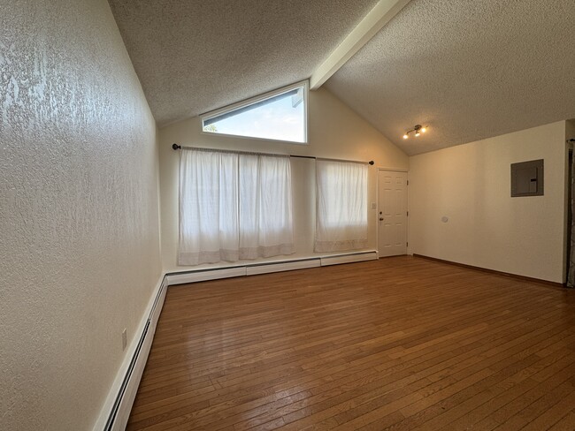 Building Photo - 1233 Crescent Dr