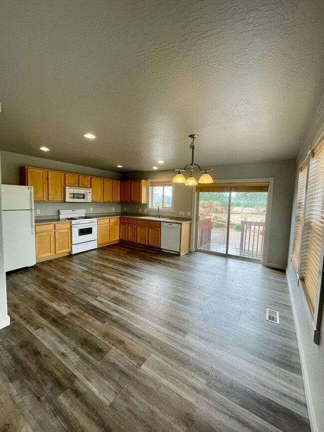 Building Photo - Trailside Single Family Home