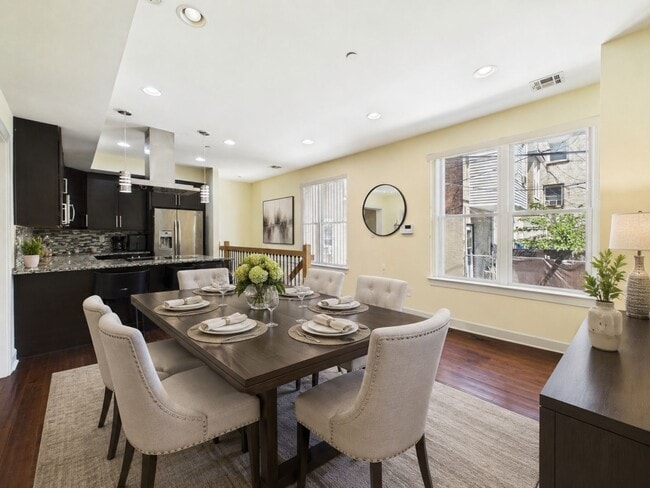 Building Photo - Bright bi-level 2 bed 2 bath available SEPTEMBER 10