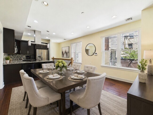 Foto del edificio - Bright bi-level 2 bed 2 bath available SEPTEMBER 10