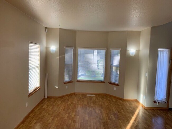 Building Photo - Immaculate Home Northeast Neighbors