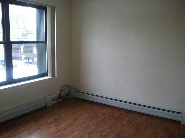 Building Photo - 495 Main St