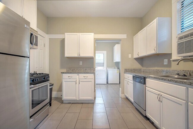 Foto del edificio - Renovated Winnetka Heights Craftsman home ...
