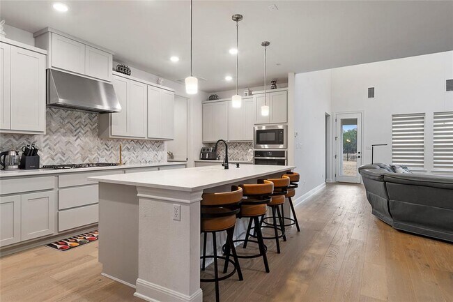 Foto del edificio - 682 Two Creeks Ln