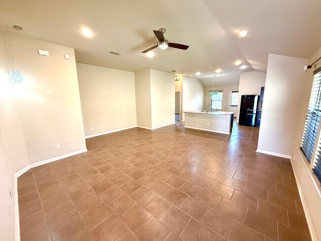Building Photo - *APPLICATION RECEIVED** AVAILABLE NOW! 4 B...
