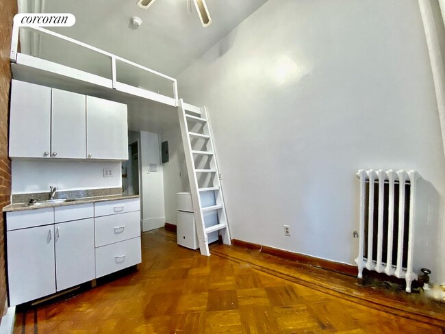 Building Photo - 103 W 70th St
