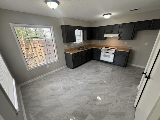 Foto del edificio - 6950 Hillshire Dr