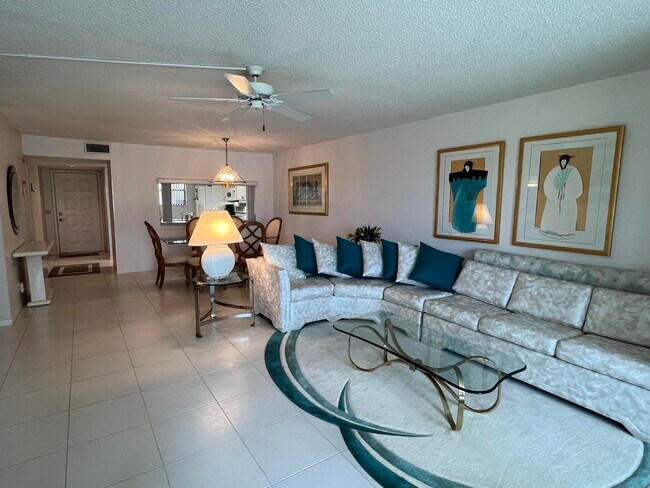 Foto del edificio - 6944 Briarlake Cir