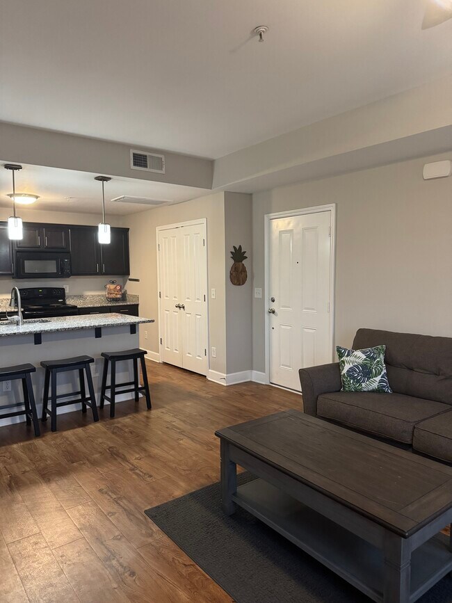 Foto del edificio - 8205 Lenox Creekside Dr