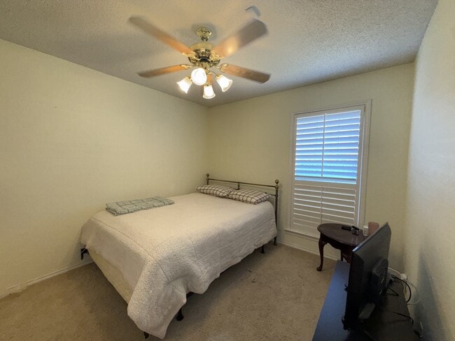 Building Photo - 3611 Springmont Dr