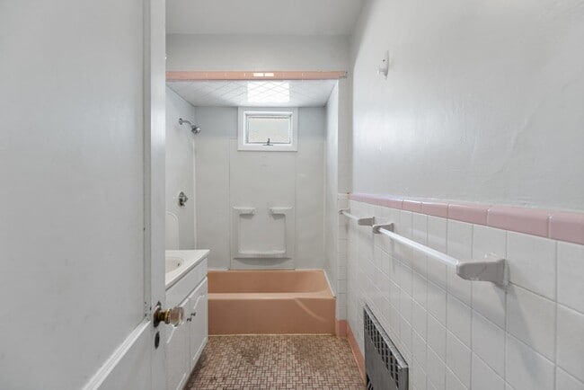 Building Photo - 198 Harris St