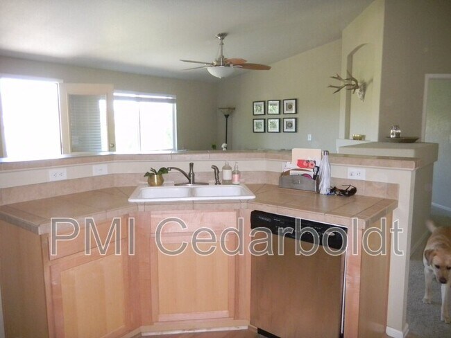 Foto del edificio - 2127 Pinon Dr