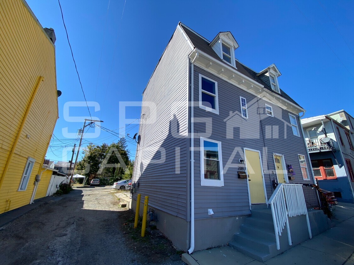 Primary Photo - 209 Green St