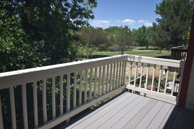 Foto del edificio - GREAT 3 BEDROOM/2 BATHROOM TOWNHOME WITH NEW PAINT & FLOORING. AVAILABLE 5/23.