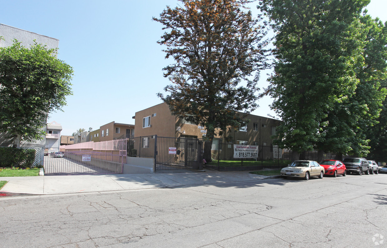 Primary Photo - 14407-14411 Vose St
