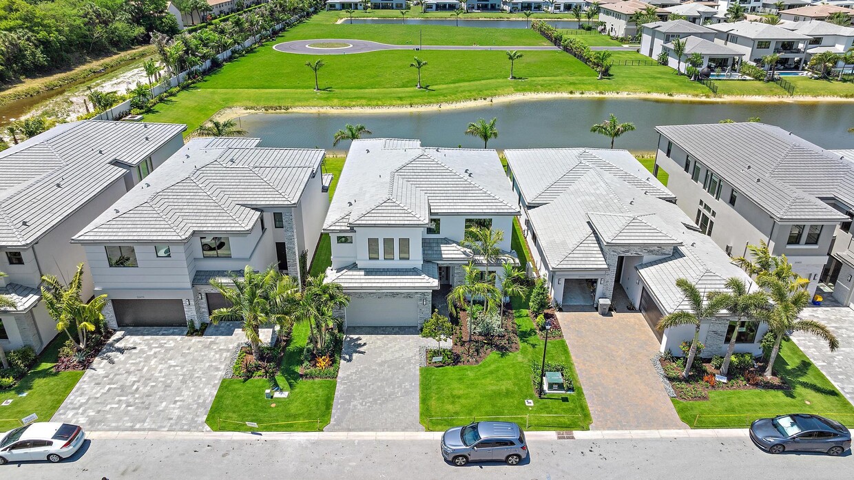 Foto principal - 20471 Southernwood Ave