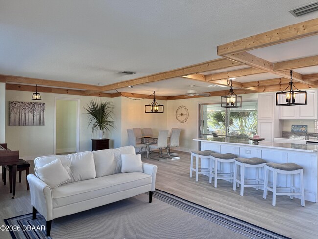 Building Photo - 3041 N Oleander Ave