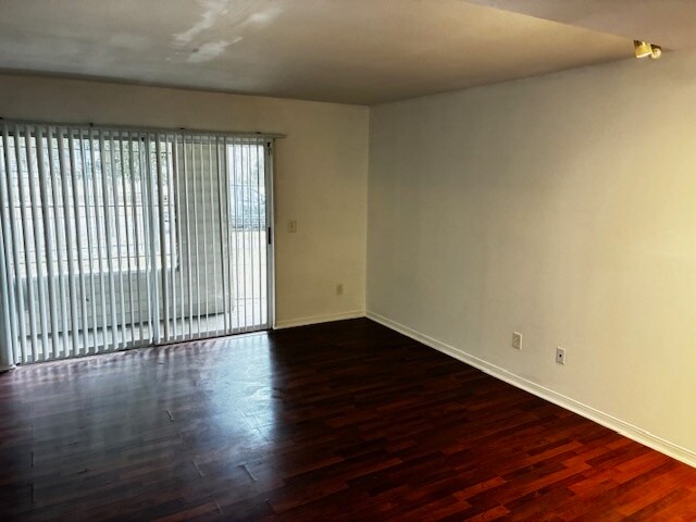 Foto del edificio - 111 E 1st St