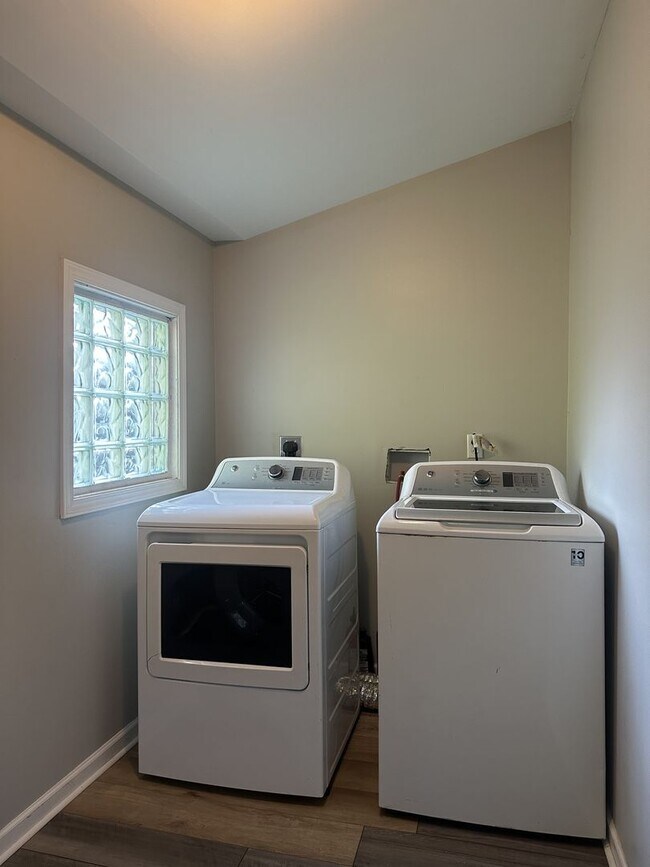 Building Photo - 482 E Markison Ave